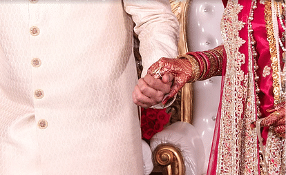 couple tied marriage knot at police station