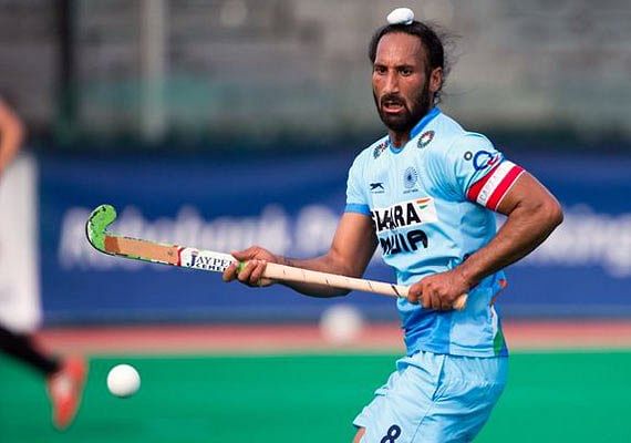 Viral video of sardar singh who bowled with hockey stick