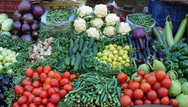 Maharastra vegitable seller giving free vegetable through unique method
