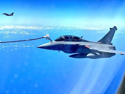 viral photos mid air refuelling of Rafale jets on their way to India
