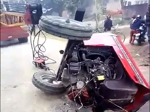 viral video of tractor  breaks into a two parth people give funny reaction on it