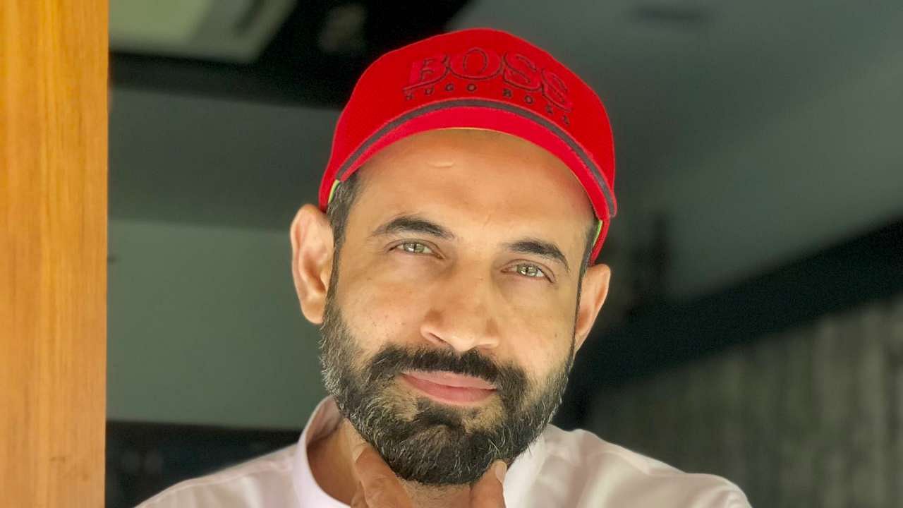 irfan pathan did commentary while feeding banana to monkeys