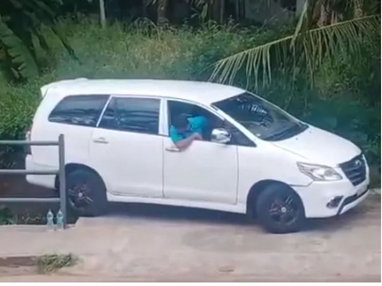 viral video of man who move his innova from tiny place will shock you his parking skills