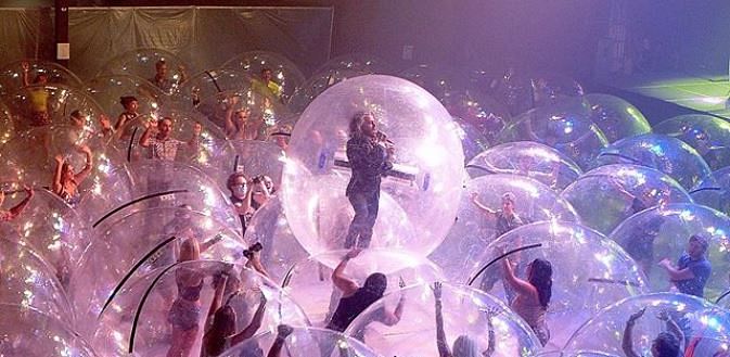 viral photos of social distance bubble concert happen in Oklahoma