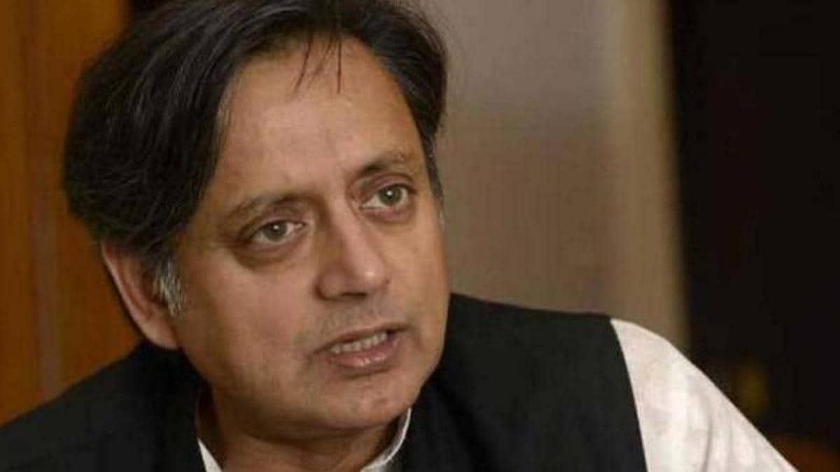 shashi tharoor got defeated by 10th class student in english