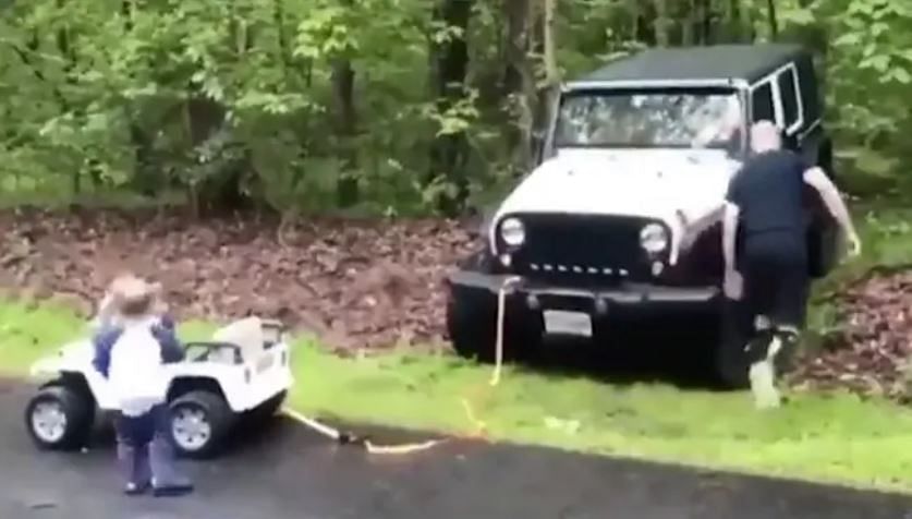 viral video of little boy helping his fathers jeep from his battery car