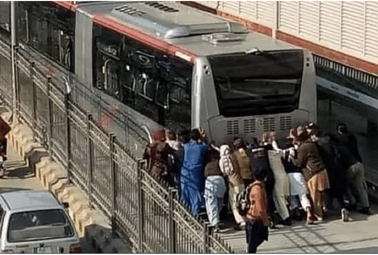 viral video of pakistan where people push BRT buss indian users crack funny memes and jokes on social media