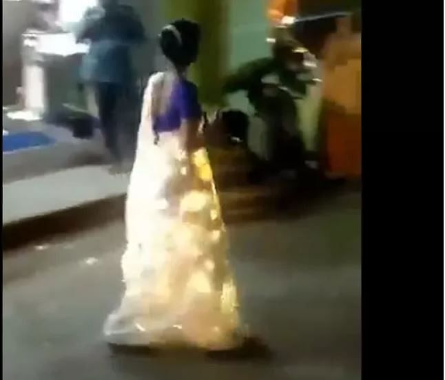 viral video of women wear lighting saree watch this interesting video