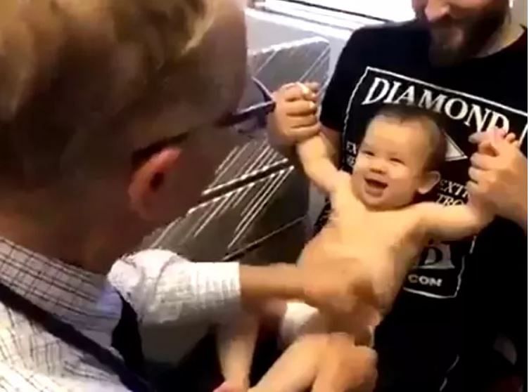 viral video of doctor who inject the child in a unique way video gone viral on social media