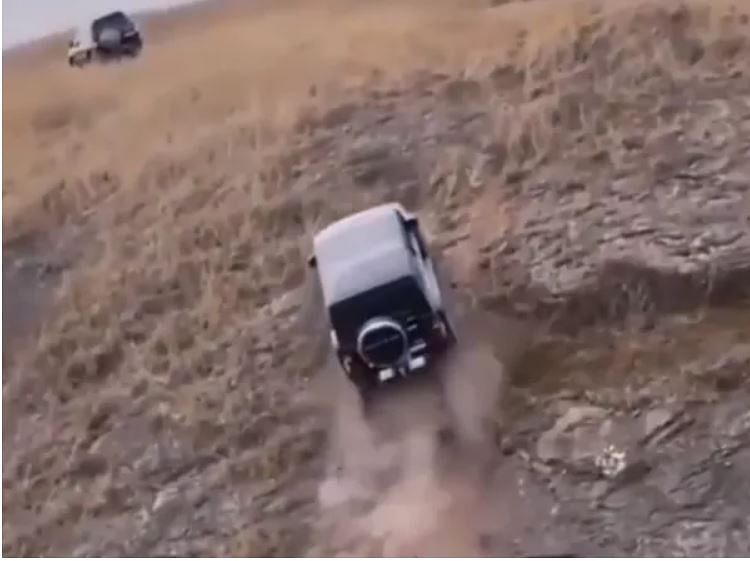 viral video of car climb drive on steep mountain people got confused after seeing this video