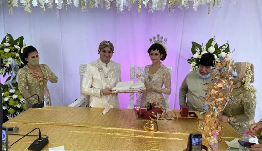 malaysia couple host wedding 10000 people at drive coronavirus pandemic
