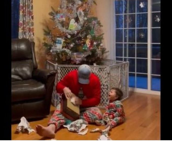 viral video of dad shows to his children how to open a gift video is trending on social media