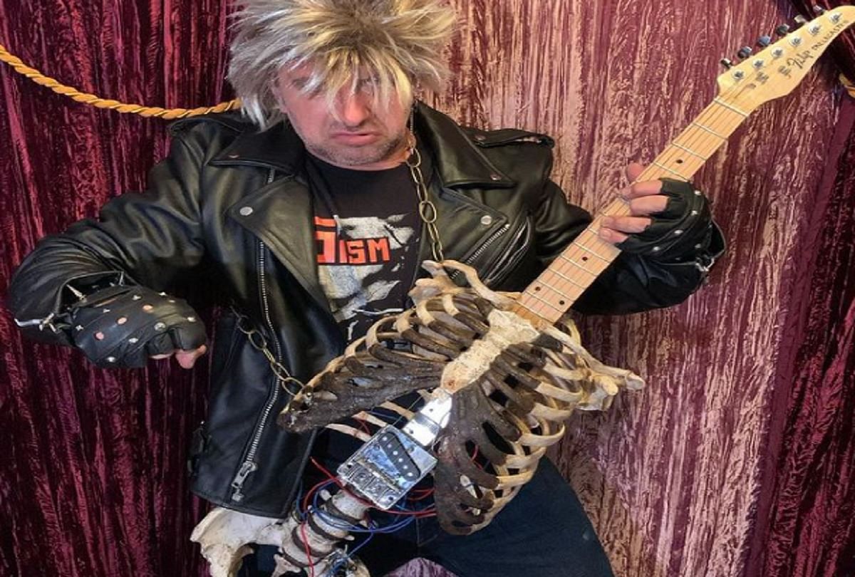 Viral Video 2021 Man made guitar from his uncle skeleton to give tribute