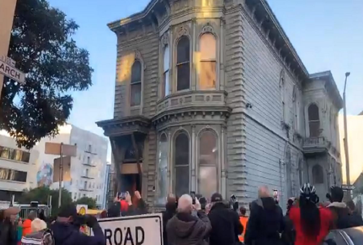 Viral Video 139 year old victorian house moving to new address