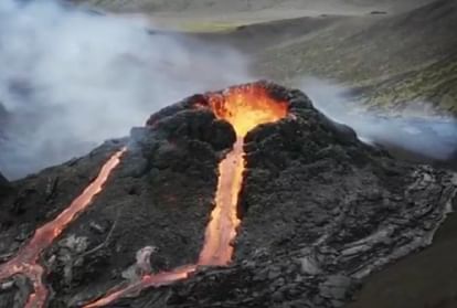 आइसलैंड की ज्वालामुखी से लावा निकलते हुए