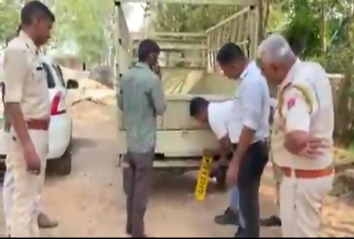 anand mahindra shared a video of liquor smuggler where smuggler used desi jugad in pic up vehicle to smuggle liquor