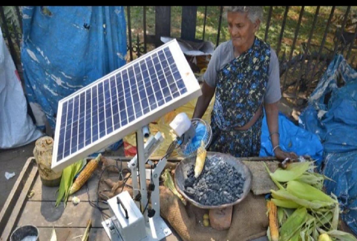 old woman of bangalore is grilling corn with high tech solar fan jugad is going viral on social media