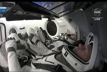 अंतरिक्ष यात्री रॉक पेपर सीजर खेल रहें हैं