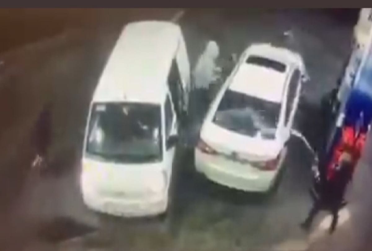 Man was fueling petrol in his car suddenly some thief came near him to loot his car Video goes viral