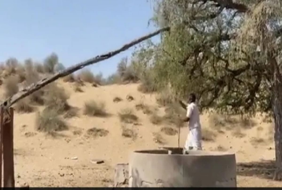 Desi Jugad video person filling water from well with wonderfull jugad