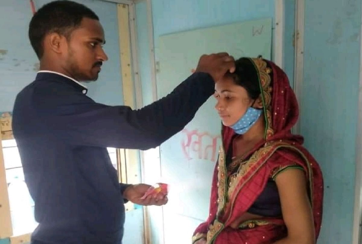Young man married with married women in Moving train Sultanganj Bihar