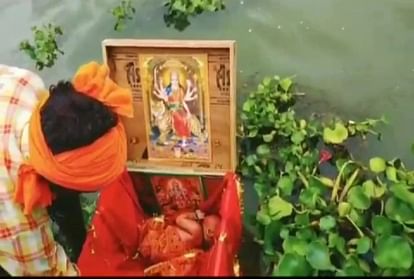 गंगा नदी में बंद बक्से के अंदर मिली नवजात बच्ची