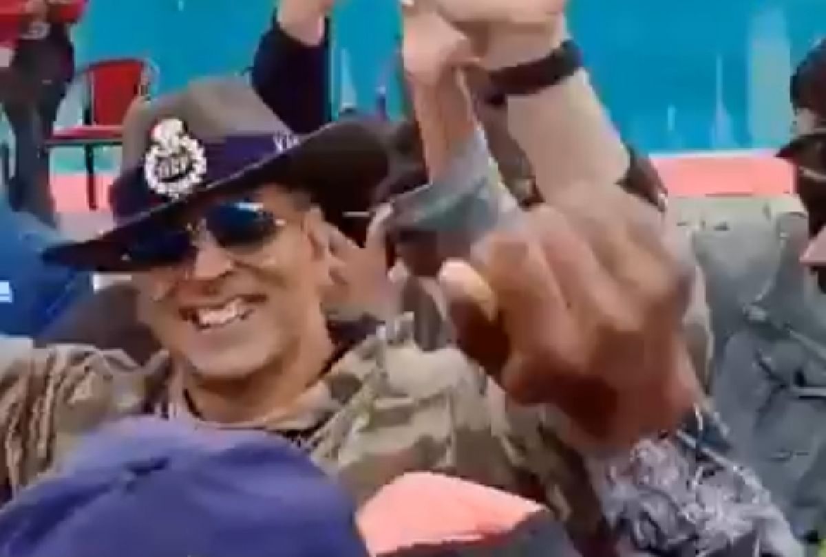 Akshay Kumar dance with BSF soldiers in Kashmir Video goes viral