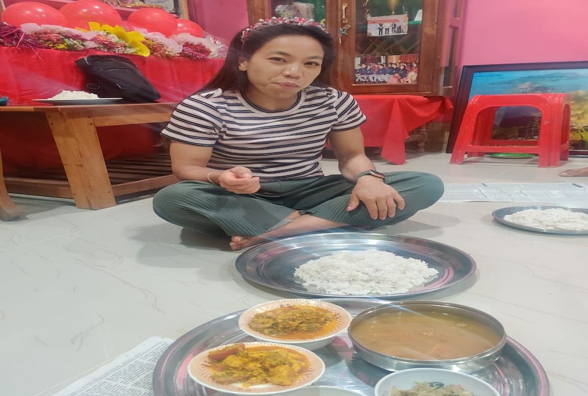 Olympic silver medalist weightlifter Mirabai Chanu eats home cooked food after two years picture goes viral