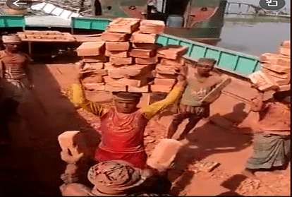 laborer raised 32 bricks on his head