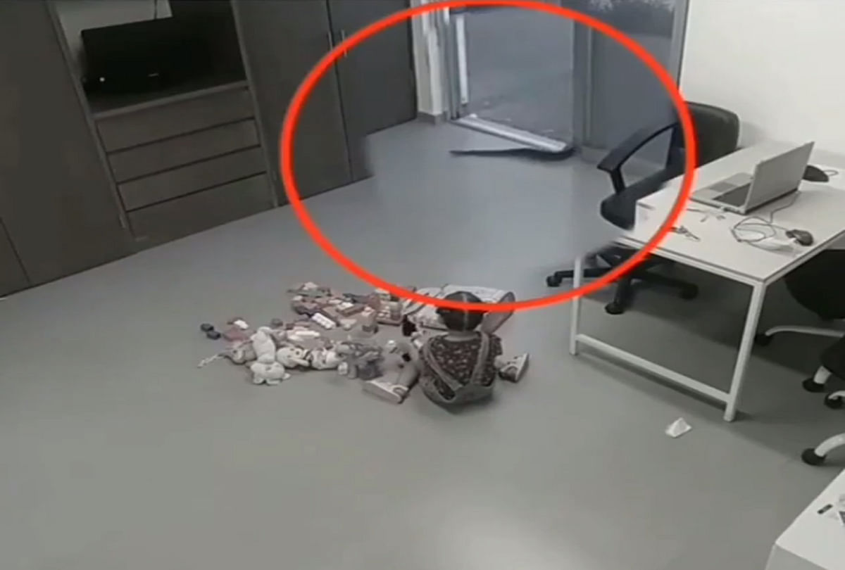 viral video snake enters little girls room you will be shocked after watching video