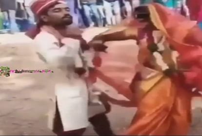 दूल्हा-दुल्हन शादी के बाद सड़क पर करने लगे डांस