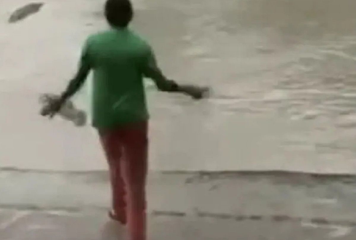 woman scares off crocodile with her slippers Video goes Viral on Social media