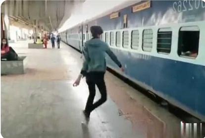यात्री ने ट्रेन से फेंका कूड़ा तो लड़के ने सिखाया सबक