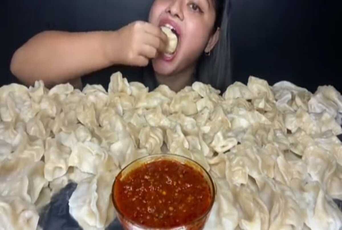 A foody girl took up the challenge to eat 100 momos what happened in next moment