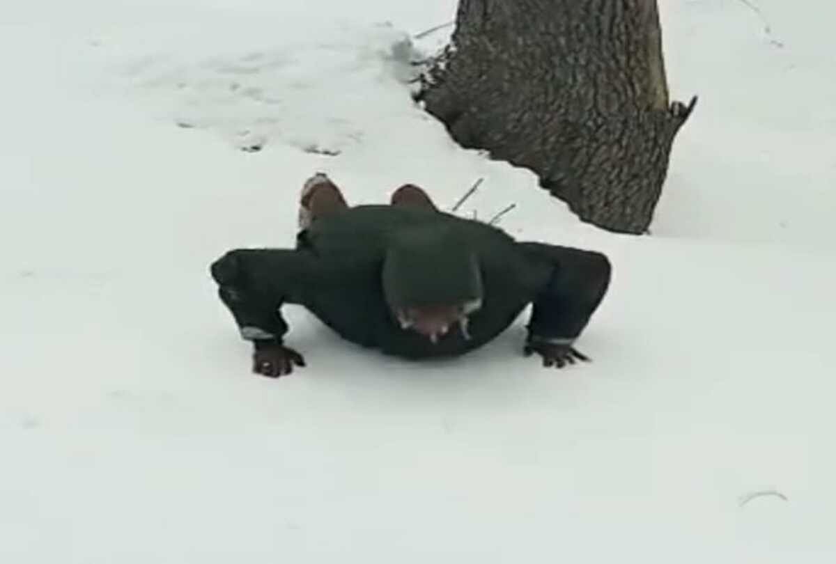 Indian army jawan showed 47 pushups in just 40 seconds in servers winter watch this shocking video