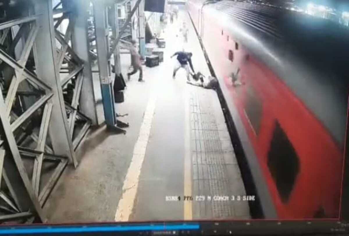 Man fell badly while a moving train rpf jawan save him life like this