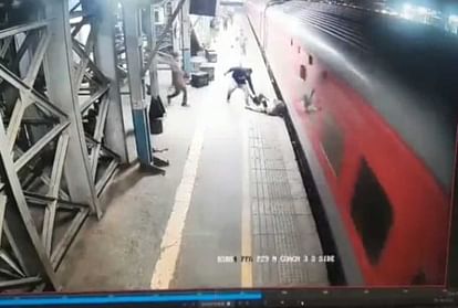 चलती ट्रेन को पकड़ने के दौरान पटरी पर गिरते-गिरते बचा ये व्यक्ति