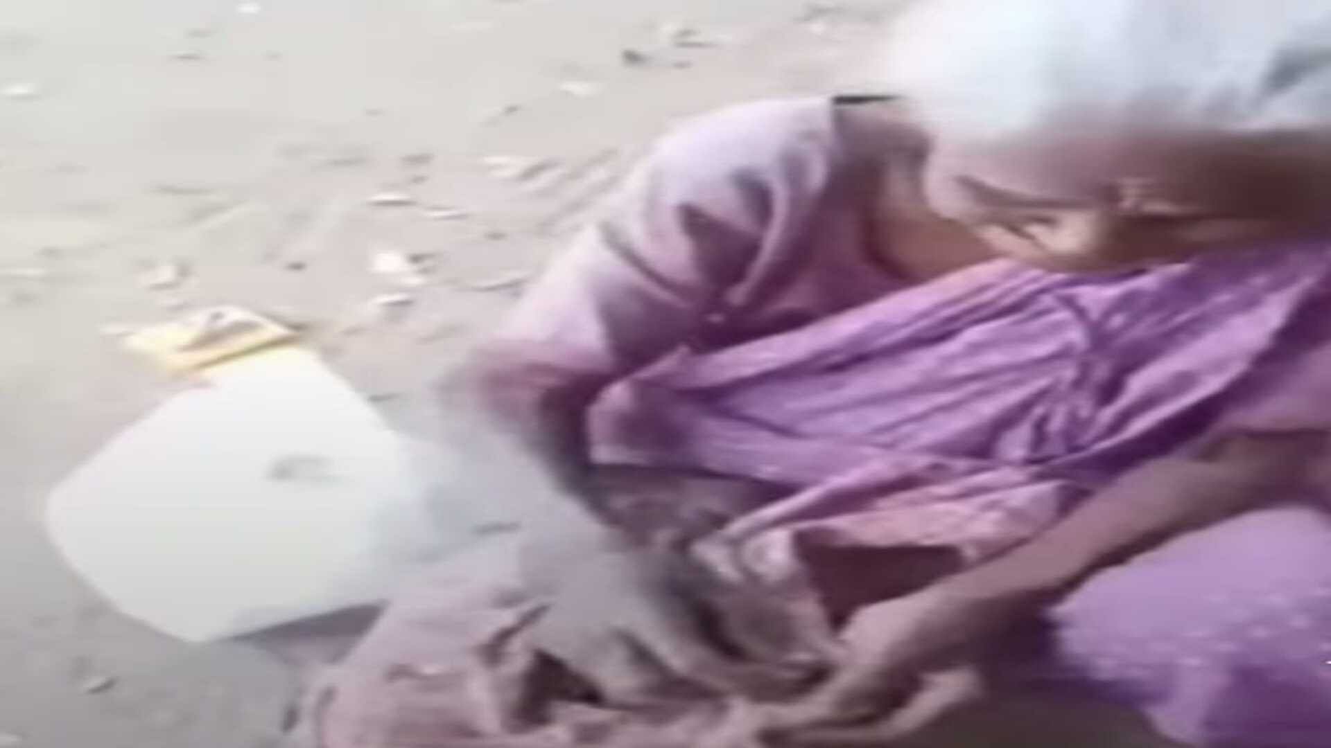 A old woman sitting on the road side and a man came gives food viral video will touch your heart