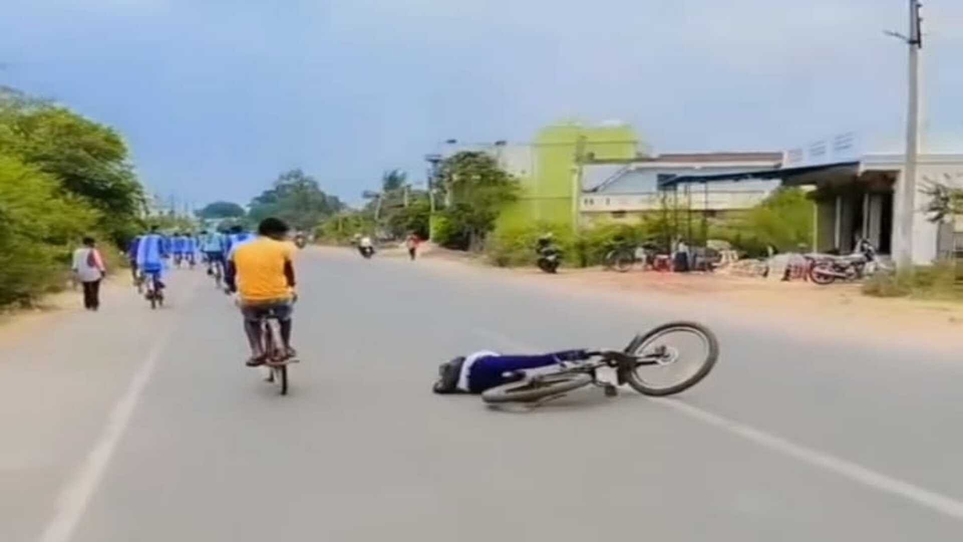 A boy fell down on the road while doing stunts with bicycle watch this viral video