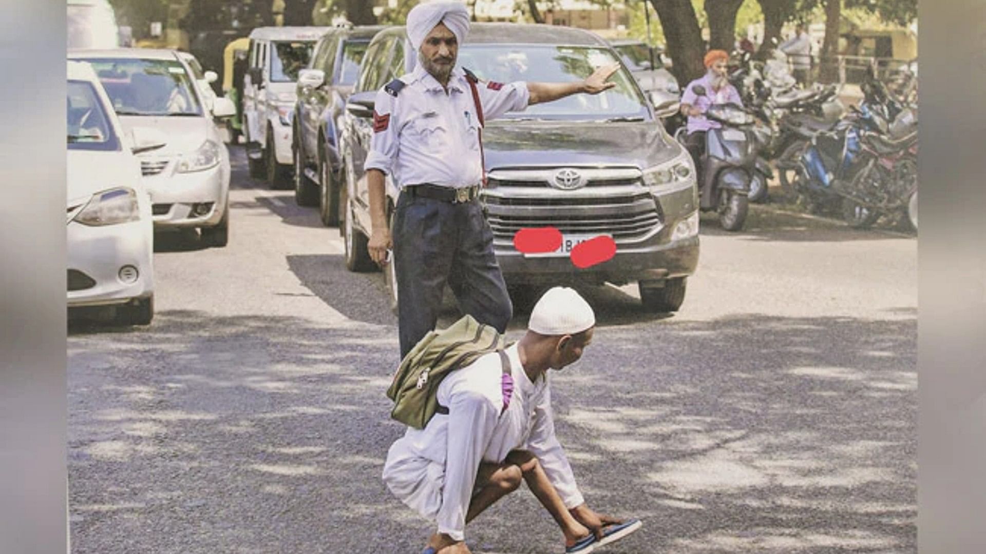 heart touching picture police stopped all vehicles to make Handicap cross the road