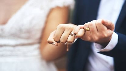 ऑनलाइन देखते ही शादीशुदा महिलाओं को गर्लफ्रेंड बनने का ऑफर देता है शख्स