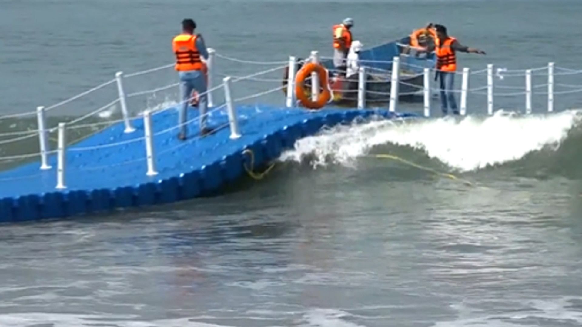 Viral Video of Floating Bridge on the sea is going viral on social media