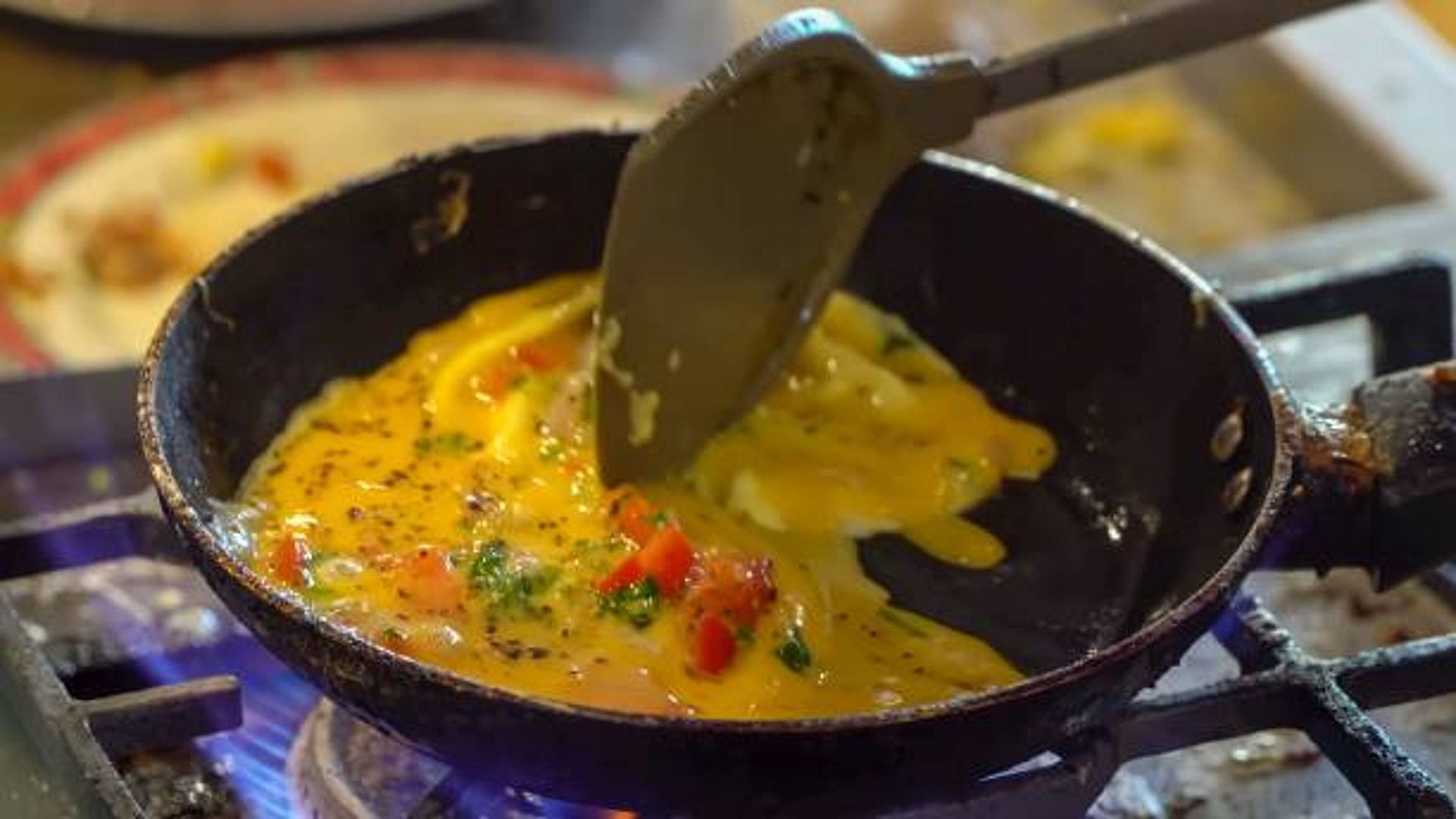 This omelet is made of water instead of oil or butter people are surprised to see the video