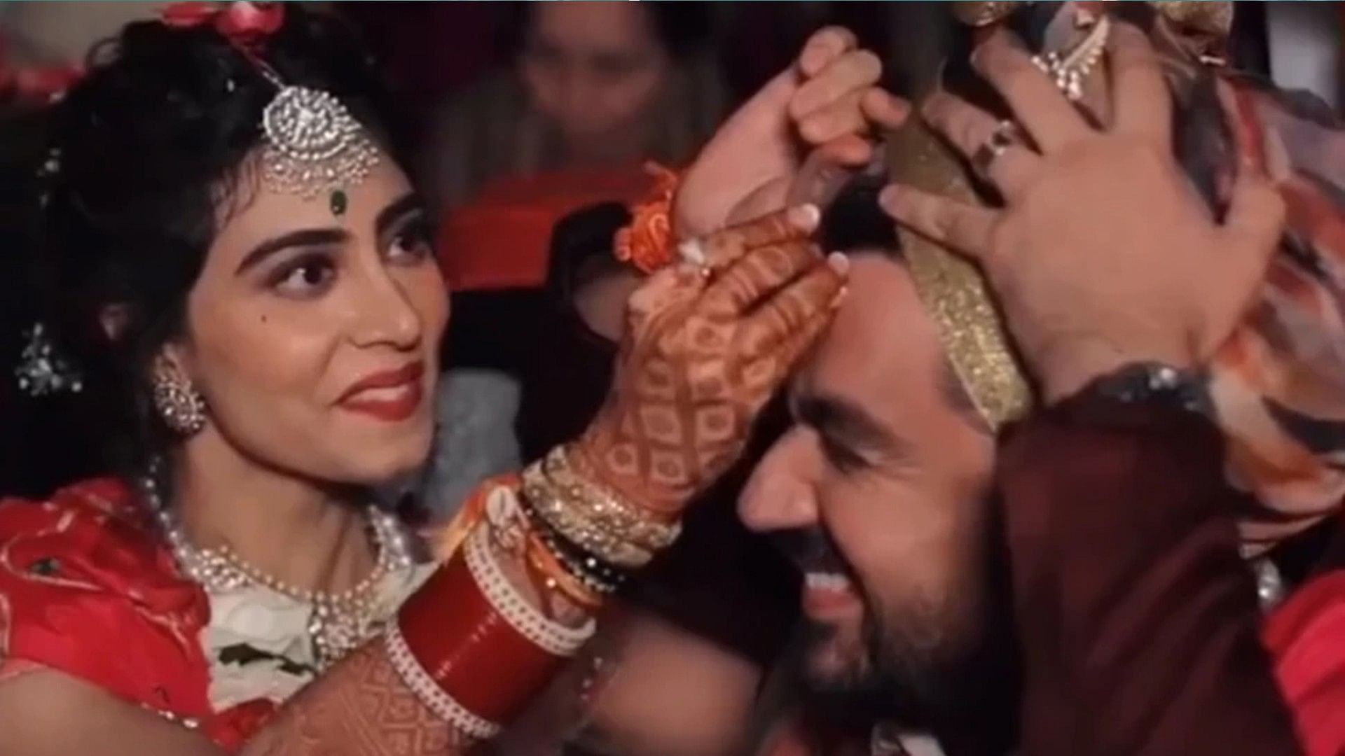 Bride put sindoor on groom video is going viral on social media
