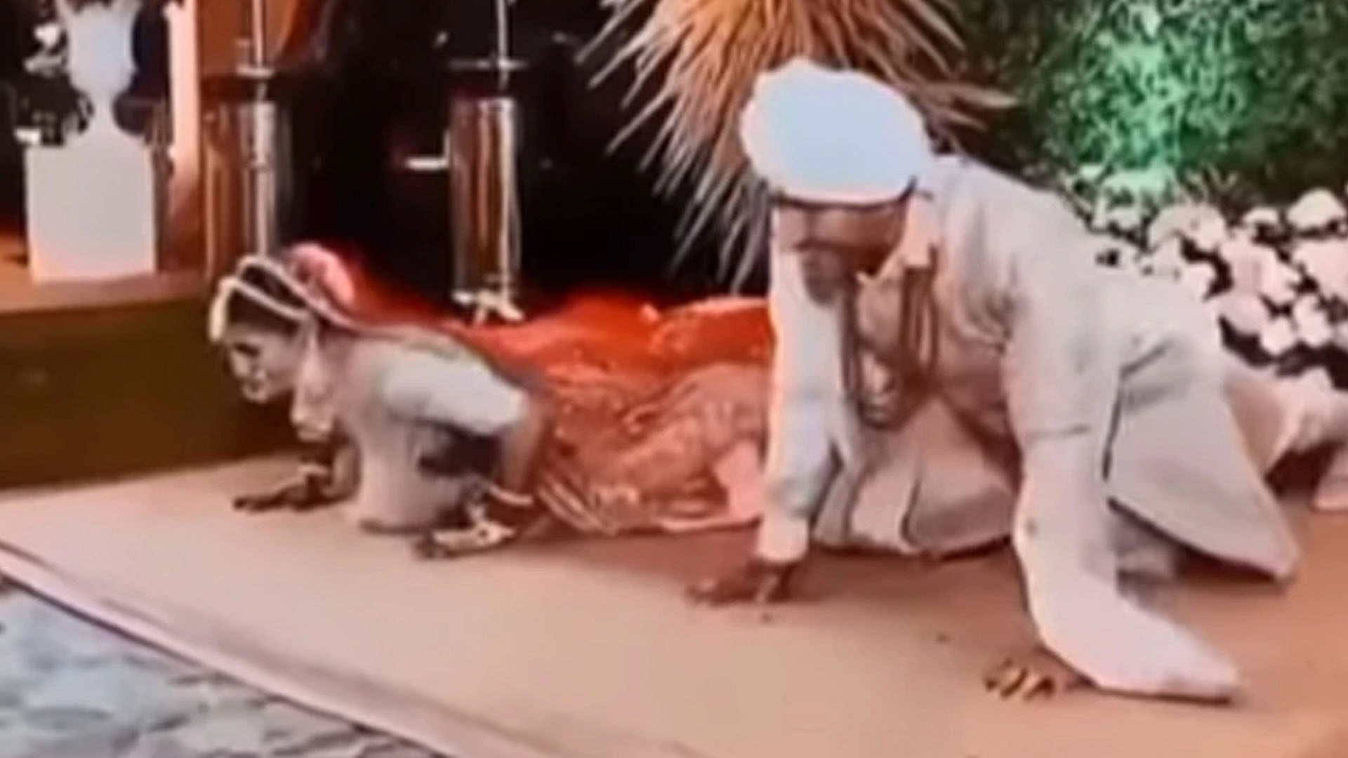 Wedding Video bride stunned the groom on the stage in pushups