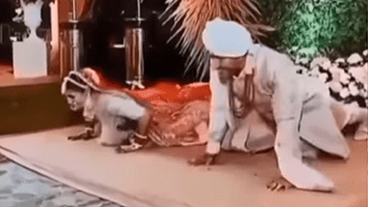 Wedding Vidoe: स्टेज पर दूल्हा-दुल्हन ने किया ऐसा काम