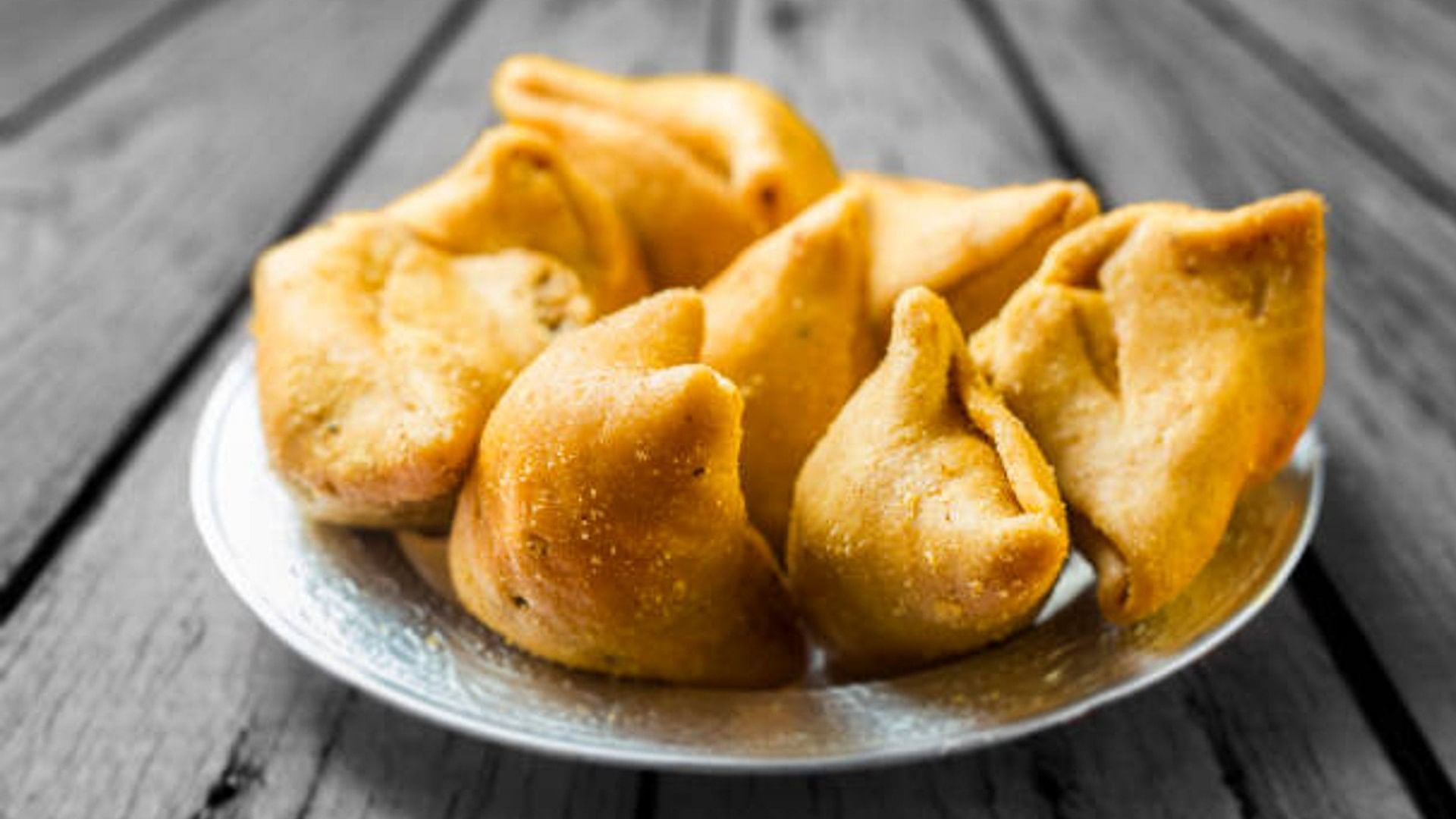 For three decades in this restaurant Samosa was being made in the toilet the officials raided