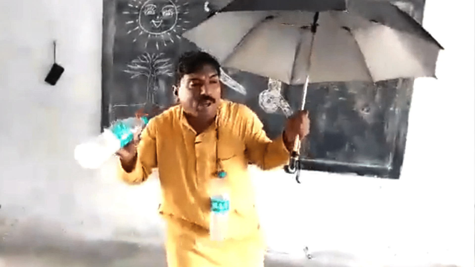 Teacher sang a unique song for students to avoid heatstroke video is going viral