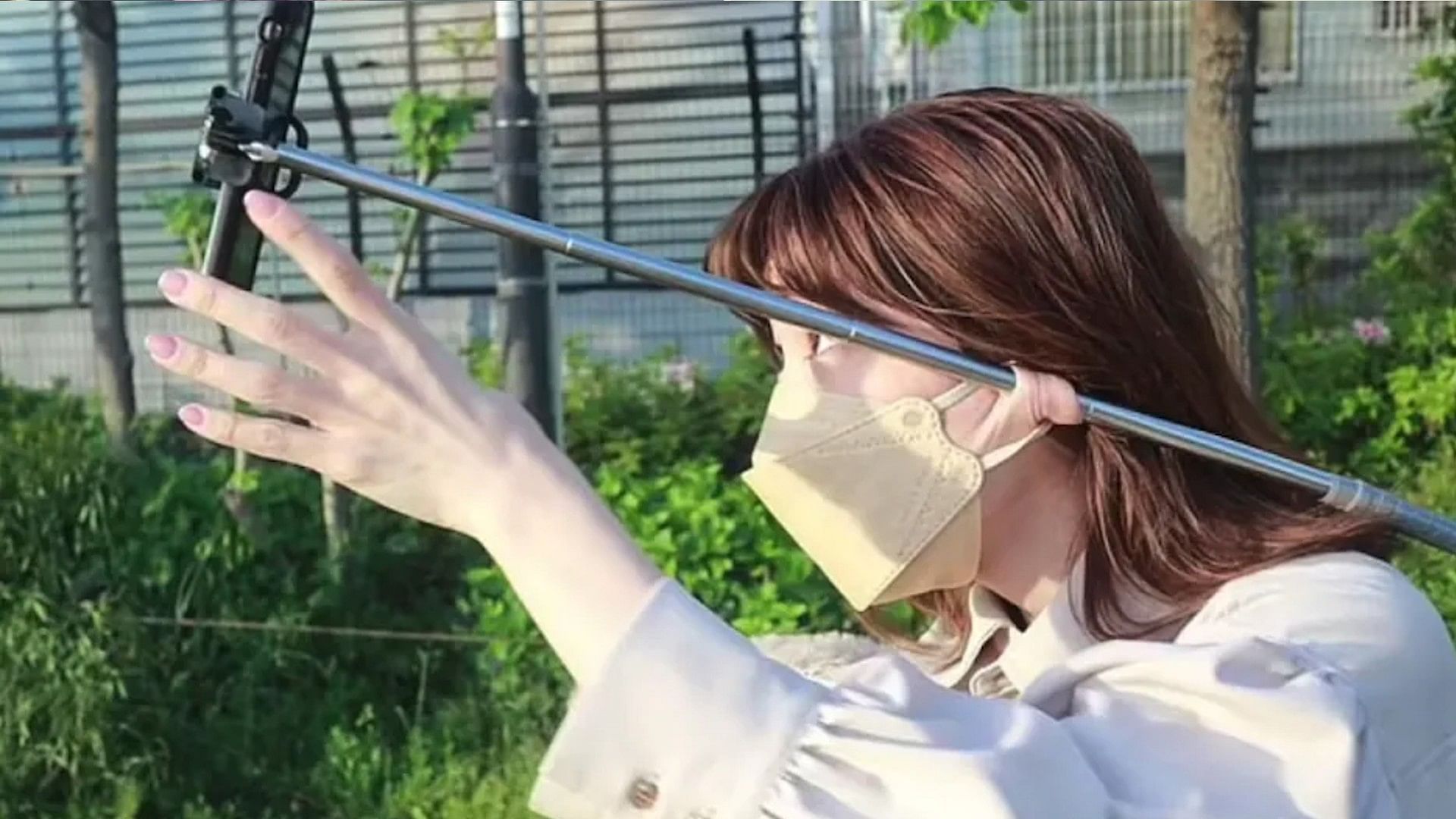 Real Life Elastigirl video this woman can Hold Umbrella Selfie Sticks with Stretchy Earlobes