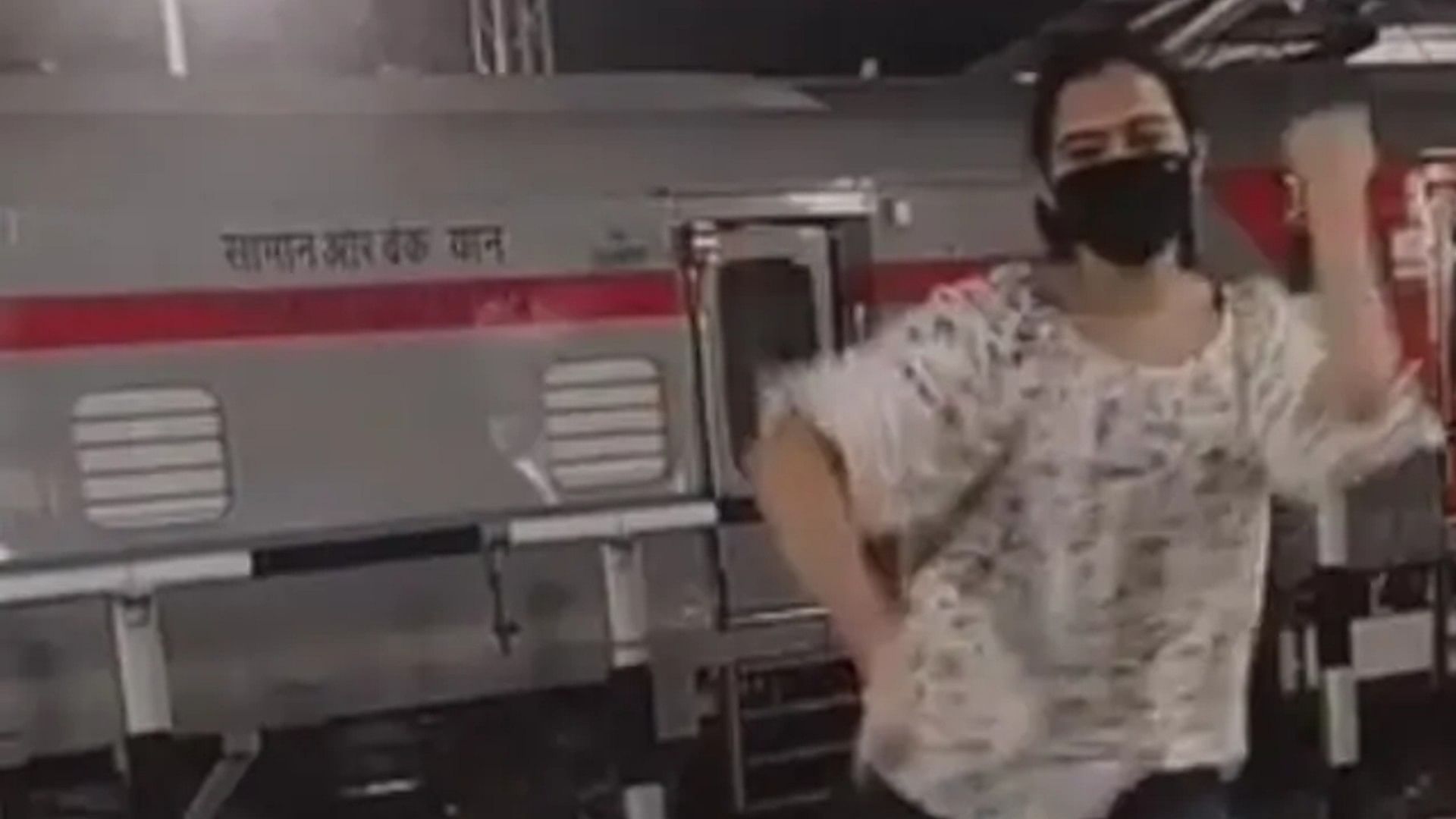 girl danced at railway station on Akshay Kumar song video is going viral on social media